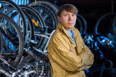 Bisiklet ile yakışıklı bir adam portresi