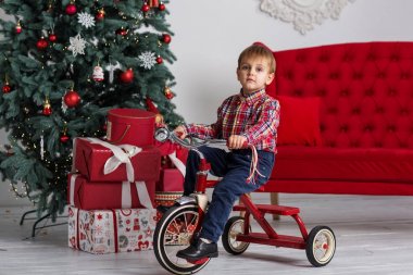 Noel ağacının yanında oynayan çocuk