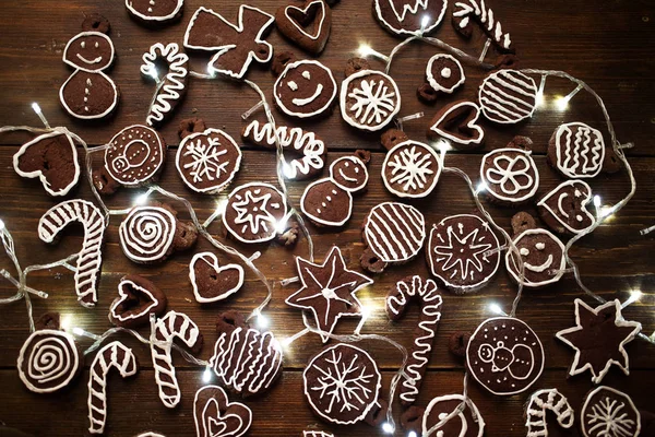 Hagyományos házi készítésű karácsonyi gyömbér és csokoládé cookie-k-deco — Stock Fotó