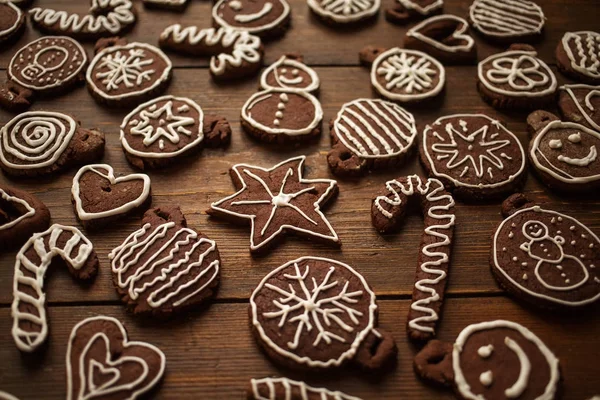 Navidad tradicional casera de jengibre y galletas de chocolate deco — Foto de Stock