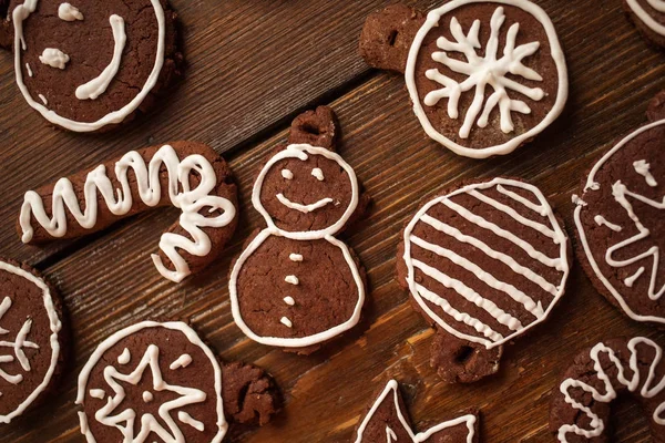 Navidad tradicional casera de jengibre y galletas de chocolate deco — Foto de Stock