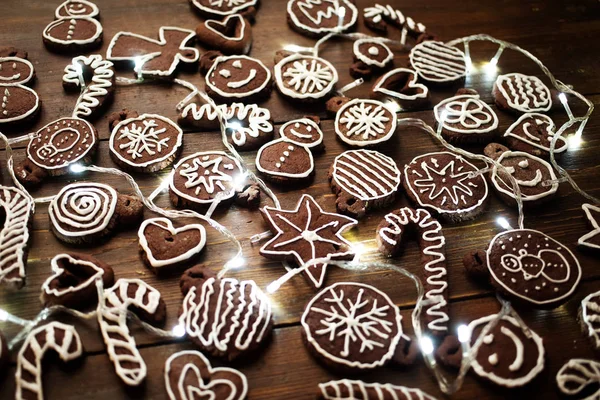 Navidad tradicional casera de jengibre y galletas de chocolate deco — Foto de Stock