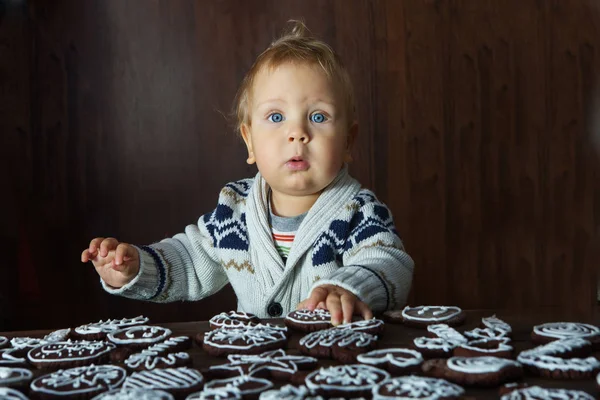 小さな男の子は、伝統的な自家製クリスマス ジンジャーと c を果たしてください。 — ストック写真