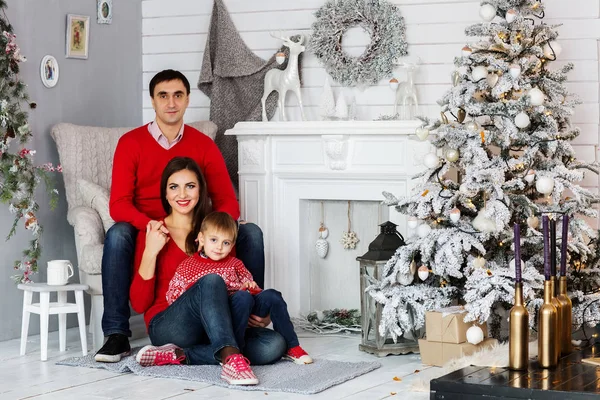 圣诞树旁的快乐家庭 — 图库照片