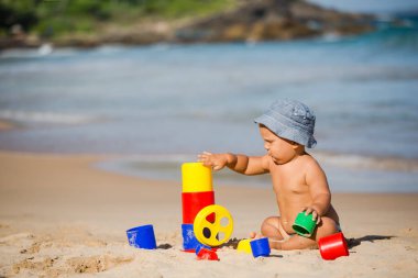 Çocuk oyuncakları ile deniz kıyısı yaz aylarında çalış