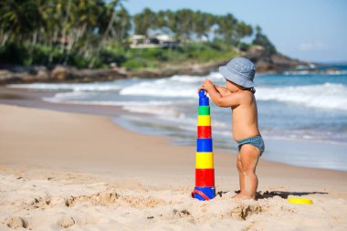 Çocuk oyuncakları ile deniz kıyısı yaz aylarında çalış