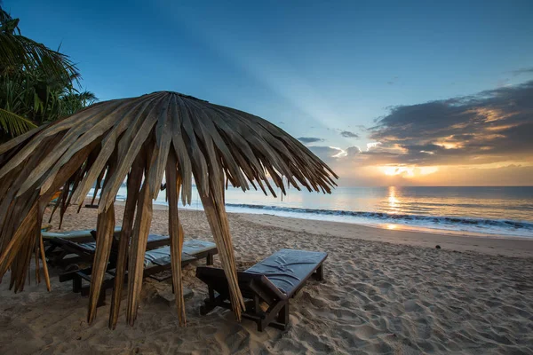 Sdraio con ombrellone in spiaggia, alba — Foto Stock