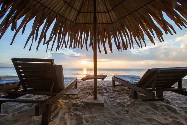 Sun loungers with umbrella on the beach, sunrise — Stock Photo, Image