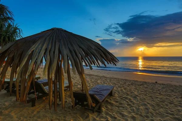 เก้าอี้อาบแดดพร้อมร่มบนชายหาด พระอาทิตย์ขึ้น — ภาพถ่ายสต็อก