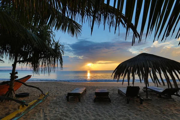 Sun loungers with umbrella on the beach, sunrise — Stock Photo, Image