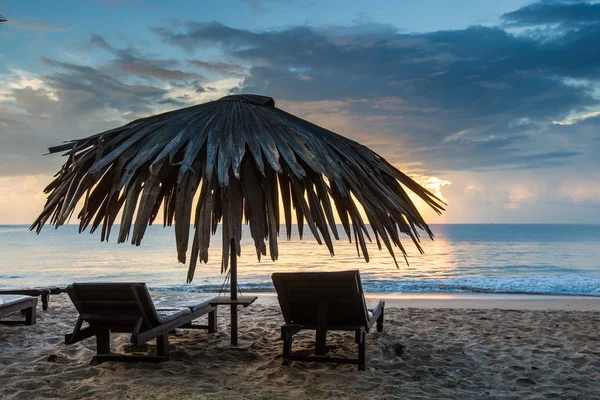 Sun loungers with umbrella on the beach, sunrise — Stock Photo, Image