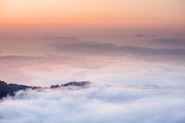 Nepal Pokhara yakınındaki sabah bulutlar Sarangkot görünümünün altındaki gelin