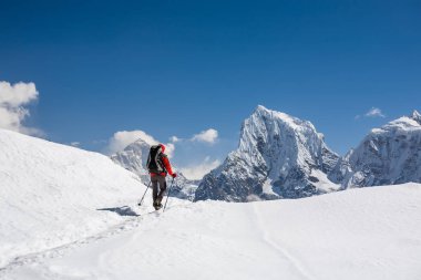 Trekker Renjo La geçidi Everest bölgesi tarafından yürüyor