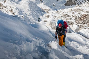 Parkur Gokyo buzul Khumbu Vadisi'nde bir yolda geçiyorlar