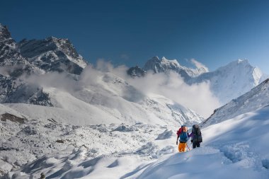 Eve giderken Gokyo buzul Khumbu Valley crossing parkur