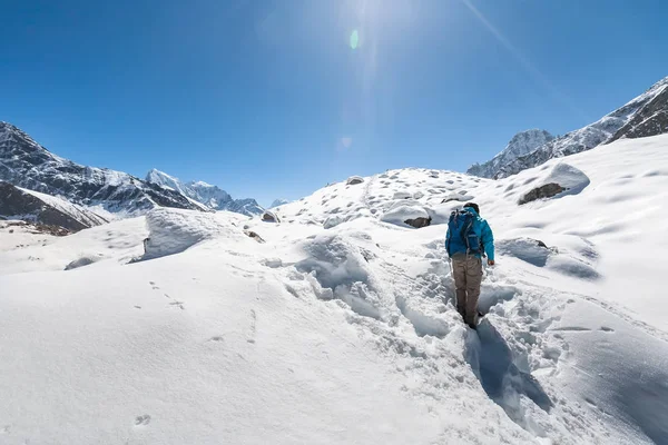 Trekker Everest saha kampı bir yolda Khumbu Vadisi'nde