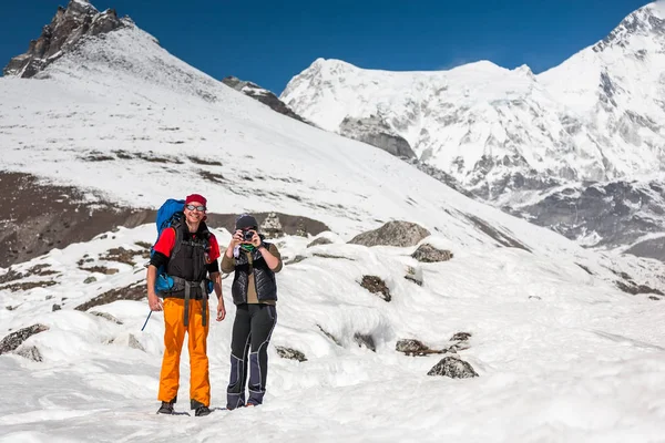 Trekkers en el valle de Khumbu de camino al campamento base del Everest — Foto de Stock