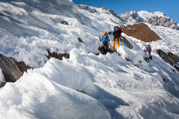 Trekkers estão atravessando a geleira Gokyo no vale de Khumbu em uma maneira de — Fotografia de Stock