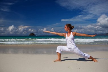 Kafkas kadın pratik Yoga tropic Okyanusu'nun sahil