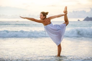 Kafkas kadın pratik Yoga tropic Okyanusu'nun sahil