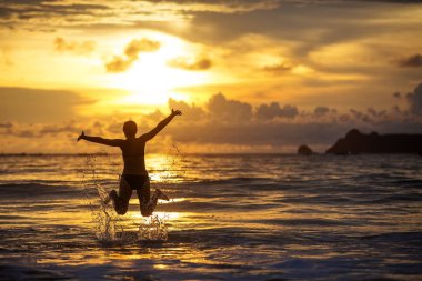 Genç kadın denizde çalış