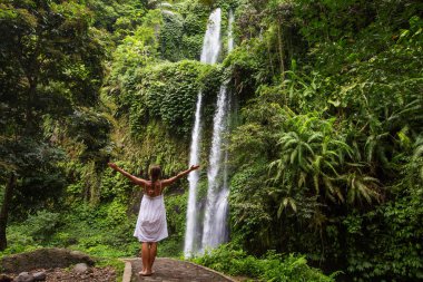 kadın meditasyon yoga şelaleler arasında yaparken