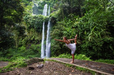 kadın meditasyon yoga şelaleler arasında yaparken