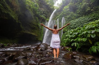 kadın meditasyon yoga şelaleler arasında yaparken