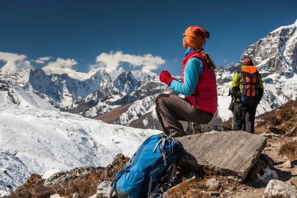 Trekker en el valle de Khumbu de camino al campamento base del Everest — Foto de Stock