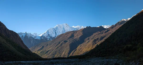 Κοιλάδα στο κύκλωμα Manaslu πεζοπορία στο Νεπάλ — Φωτογραφία Αρχείου