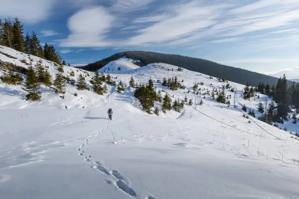 El hombre es mochilero en las montañas de invierno — Foto de Stock