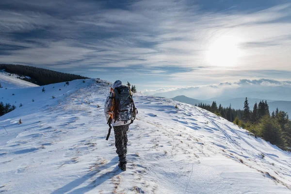Man Backpacken Winter Bergen — Stockfoto