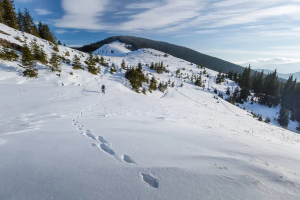 Férfi téli hegyekben van hátitáska — Stock Fotó