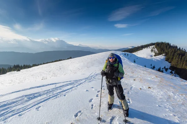 Wanderer posiert in den Winterbergen vor der Kamera — Stockfoto