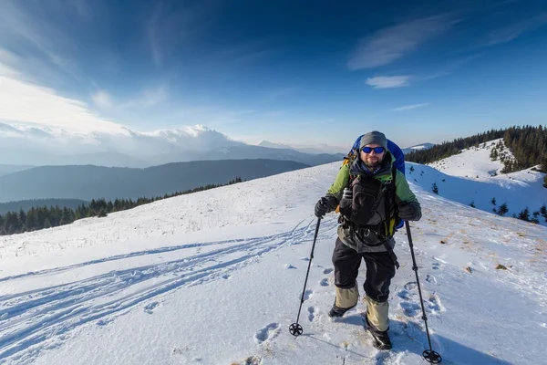 Randonneur pose à la caméra dans les montagnes d'hiver — Photo