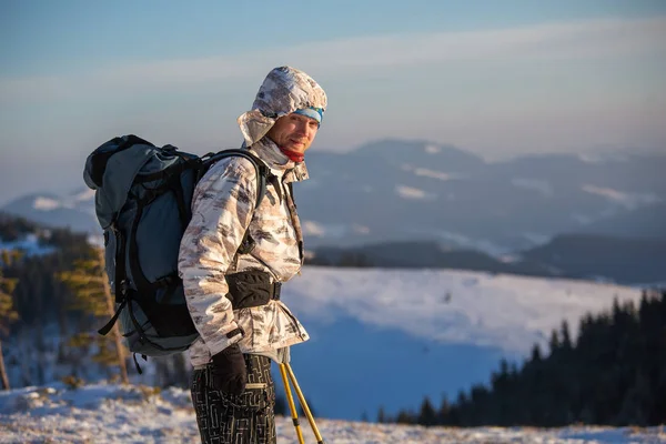 Wandelaar is poseren voor de camera in de winter bergen — Stockfoto