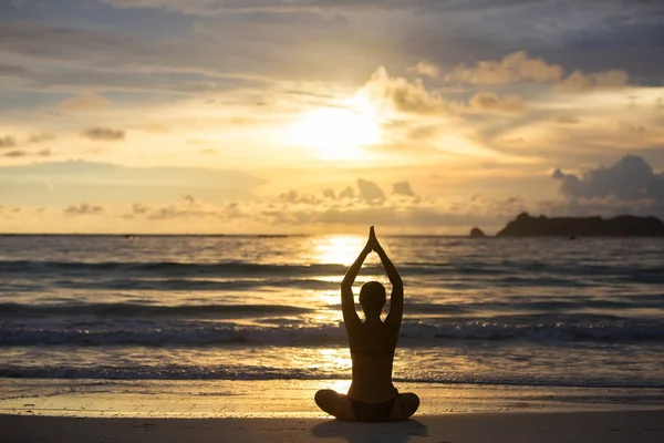 Wanita kaukasia berlatih yoga di pantai samudera tropis — Stok Foto