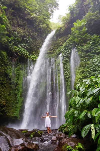 Kvinna som mediterar gör yoga mellan vattenfall — Stockfoto