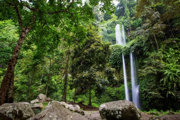 Hermosa cascada cerca de Rinjani, Senaru, Lombok, Indonesia — Foto de Stock