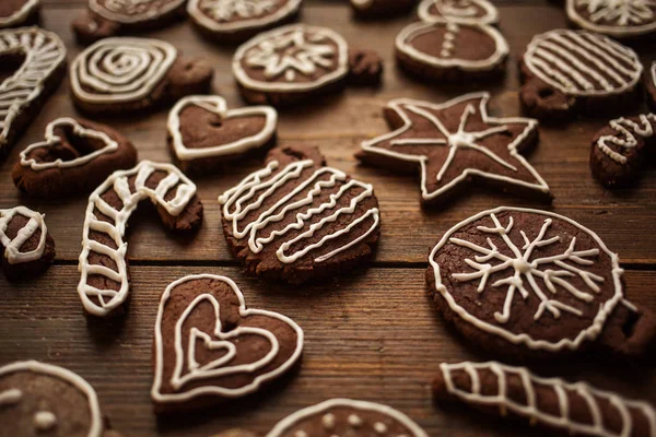 Traditionelles hausgemachtes Weihnachtsgebäck mit Ingwer und Schokolade — Stockfoto
