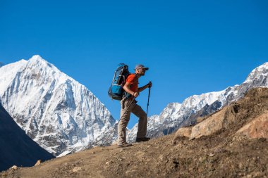 Manaslu devre üzerinde Trekker trek Nepal'de