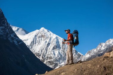 Manaslu devre üzerinde Trekker trek Nepal'de