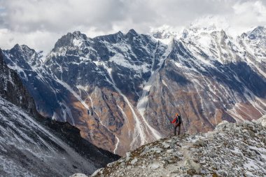 Trekker Larke La geçmek Manaslu devre Trek fron aşağı gider 