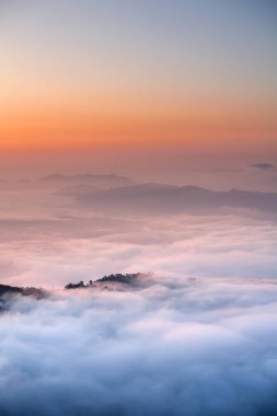 Nepal Pokhara yakınındaki sabah bulutlar Sarangkot görünümünün altındaki gelin