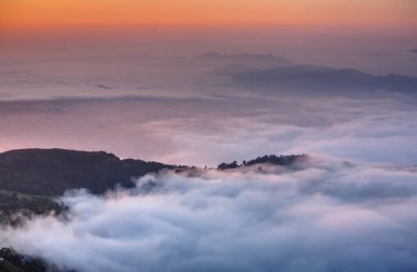 Nepal Pokhara yakınındaki sabah bulutlar Sarangkot görünümünün altındaki gelin