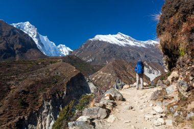 Everest saha kampı bir yolda Renjo La geçidi yaklaşan trekker