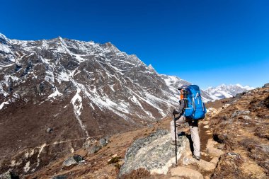 Everest saha kampı bir yolda Renjo La geçidi yaklaşan trekker