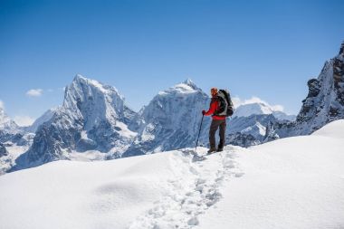 Trekker Renjo La geçidi Everest bölgesi tarafından yürüyor