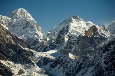 Everest Dağı mavi gökyüzü karşı