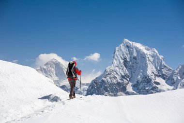 Trekker Renjo La geçidi Everest bölgesi tarafından yürüyor